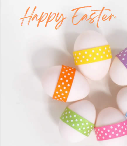 Imagem de feliz páscoa com ovos com fitas coloridas