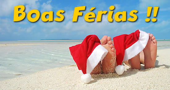 happy-image com chapéu de Papai Noel apoiado nos pés de dois molhados que estão na praia à beira-mar!